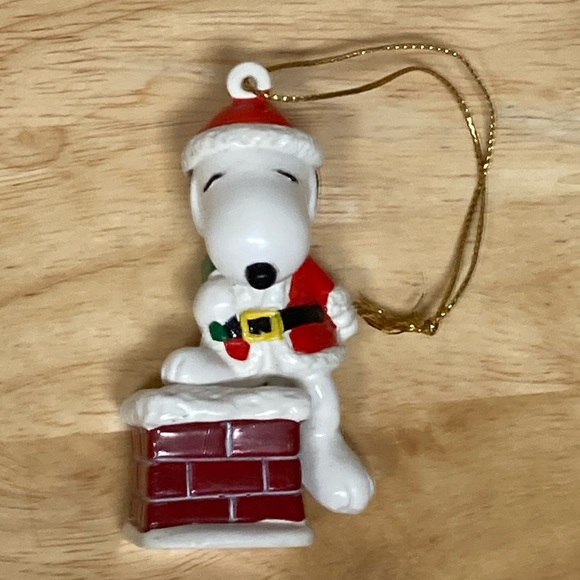 Vintage Snoopy Christmas Ornament by United Feature Syndicates Santa on Chimney - Picture 1 of 7